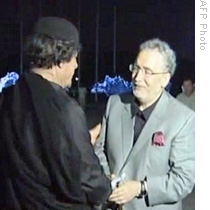 In this image grab taken from a newscast on Libya&#39;s official television, Libyan leader Moammar Gadhafi (L) welcomes freed Lockerbie bomber Abdelbaset al-Megrahi (R) in Tripoli, 21 Aug 2009