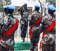 Outgoing UNAMID force commander Gen. Martin Agwai (C)inspects peacekeepers honor guard at Kas military base in Darfur, Sudan (File)