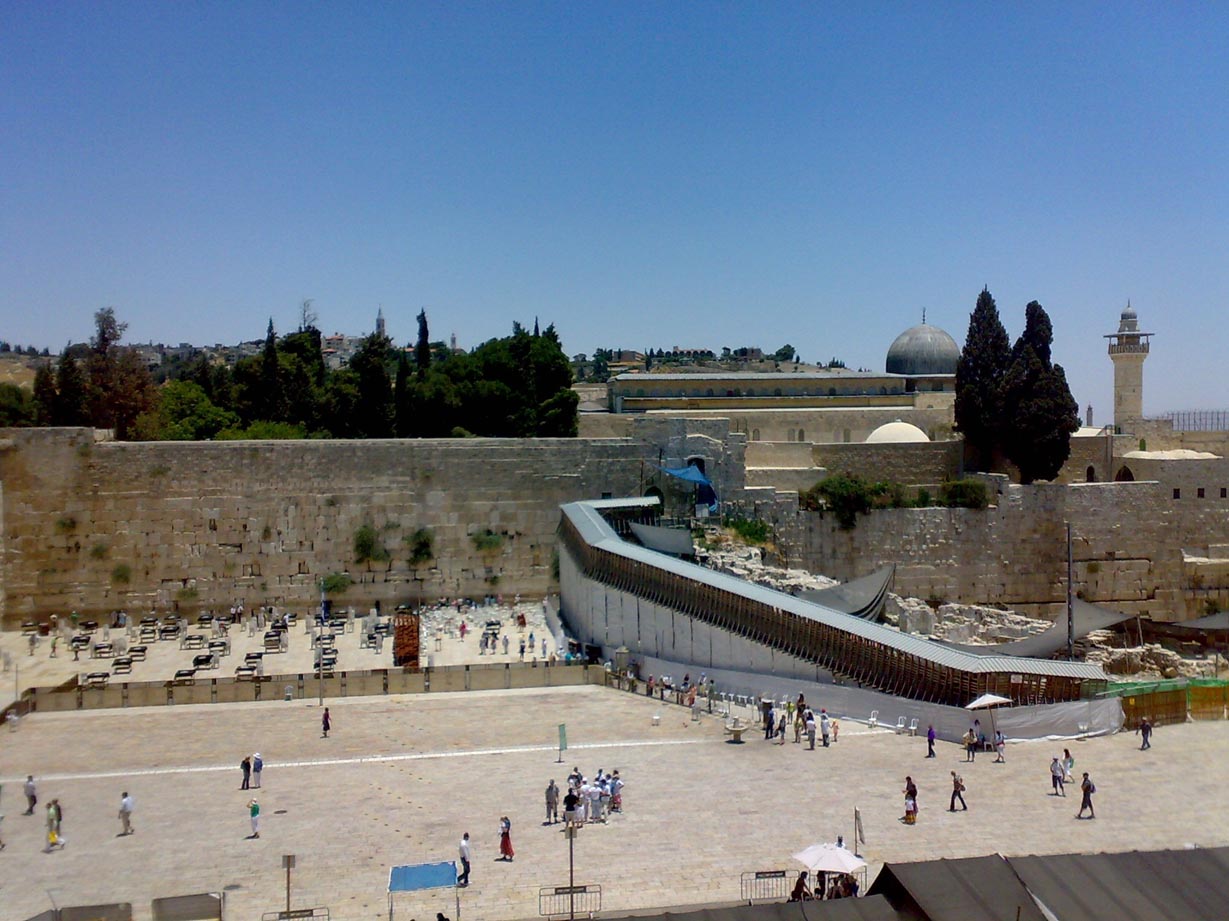 ramp-to-mughrabi-gate-from-western-wall-with-womens-prayer-area-in-plaza-and-al-aqsa-mosque-on-hararm-as-sharif-al-aqsa-dome-angled-view-21-june-2008-1