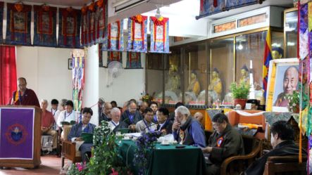 Tibetan Doctors and Intellectuals Participate in the First Body, Mind and Life Conference