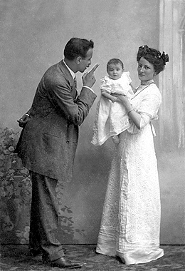 Alfred Roch with his wife and daughter, 1911.
