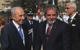 President Shimon Peres greets Brazil's President Da Silva in Jerusalem (Photo: GPO)