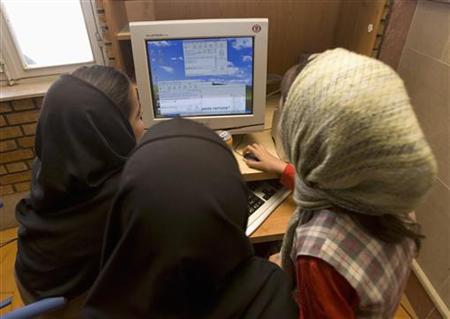 15646-iranian-schoolgirls-chat-online-at-an-internet.jpg