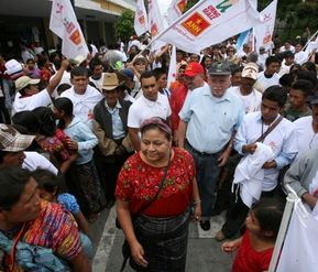 Menchú realiza caminata 