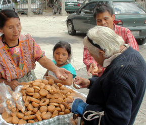 Asistentes en la compra de productos. 