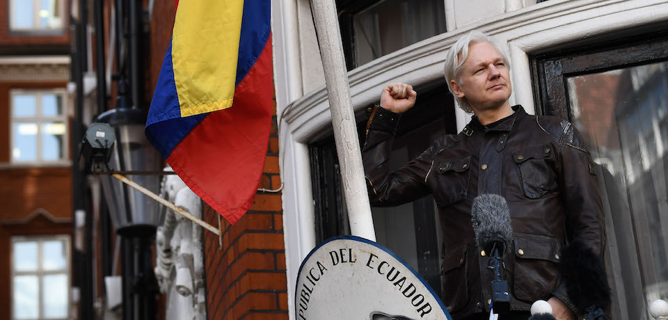 Wikileaks founder Julian Assange raises his fist prior to addressing the media on the balcony of the Embassy of Ecuador in London on May 19, 2017.
Ecuador urged Britain today to "grant safe passage" out of the country to WikiLeaks founder Julian Assange after Sweden dropped a warrant that drove him to take refuge in Ecuador's London embassy. / AFP PHOTO / Justin TALLIS        (Photo credit should read JUSTIN TALLIS/AFP/Getty Images)