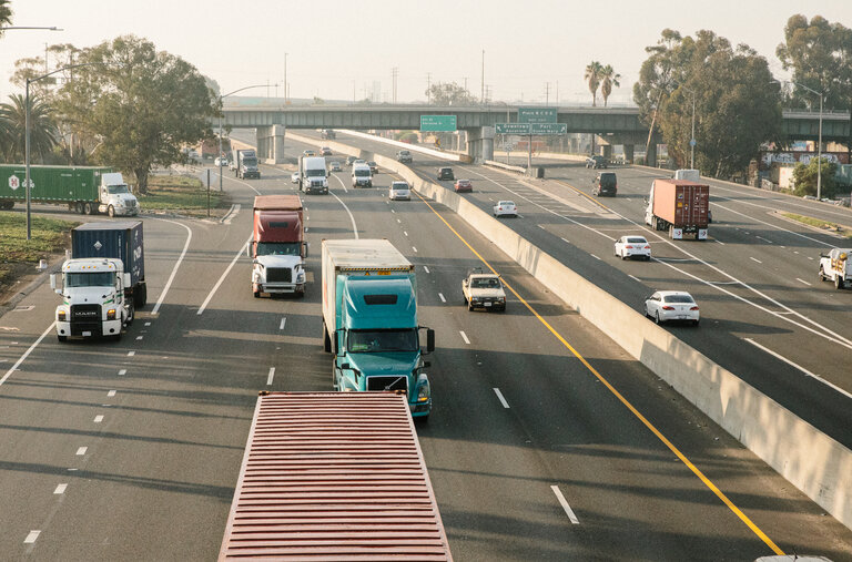 La falta de conductores de camiones crea dificultades en toda la cadena de suministro, al causar congestión en los puertos y estanterías vacías en las tiendas. 