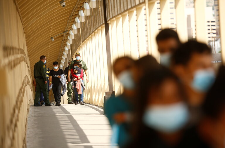 Migrantes centroamericanos expulsados de Estados Unidos caminaban de vuelta hacia Ciudad Juárez, México, en agosto.