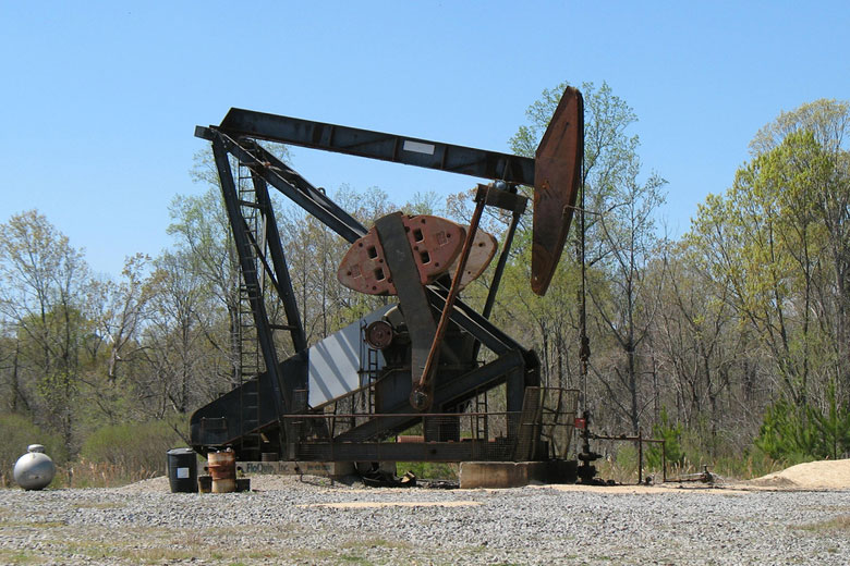 An oil rig in Mississippi / Photo: Natalie Maynor, Creative Commons