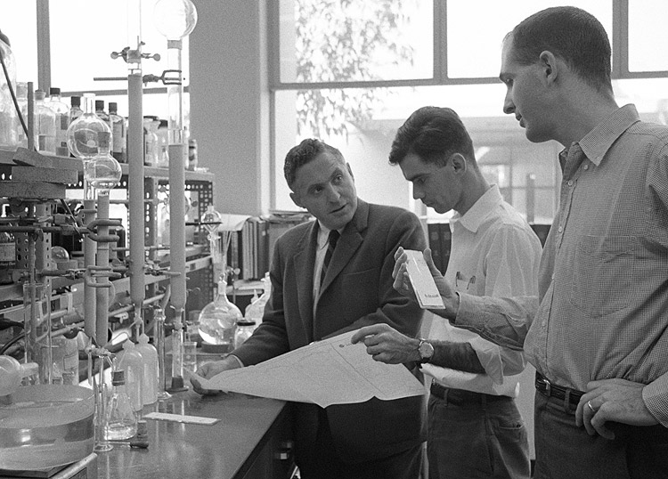 Carl Djerassi with students in chemistry lab 