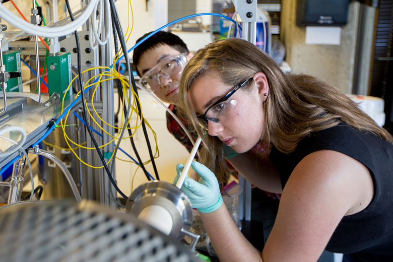 Graduate student Yiyang Li and undergraduate Sophie Meyer in the lab