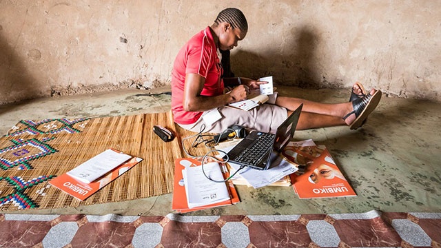 Date: 2016 Description: Fieldworker records data in South Africa © Gilbert/Wellcome Trust