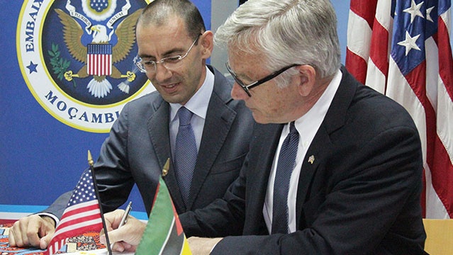 Date: 2016 Description: Ambassador Pittman signs a grant © U.S. Embassy Maputo