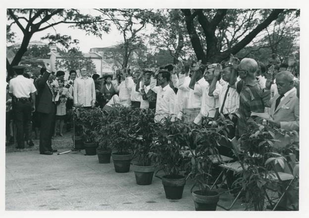 A black and white photo of a 1993 naturalization ceremony. 209 Filipino veterans who fought alongside American forces in WWII took the oath to become #NewUSCitizens