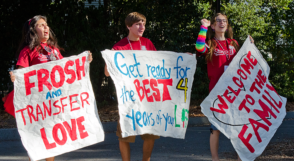 Students greeting incoming frosh and transfers on move-in day. Photo by Linda A. Cicero / Stanford News Service.