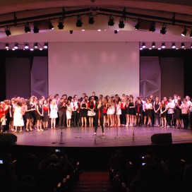 Generations of alumni gathered on stage for a finale. (KATLYN ALAPATI/The Stanford Daily)