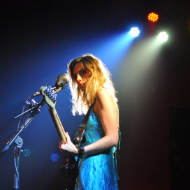 Ellie Rowsell, lead singer of British indie-grunge band Wolf Alice. (RAHIM ULLAH/The Stanford Daily)