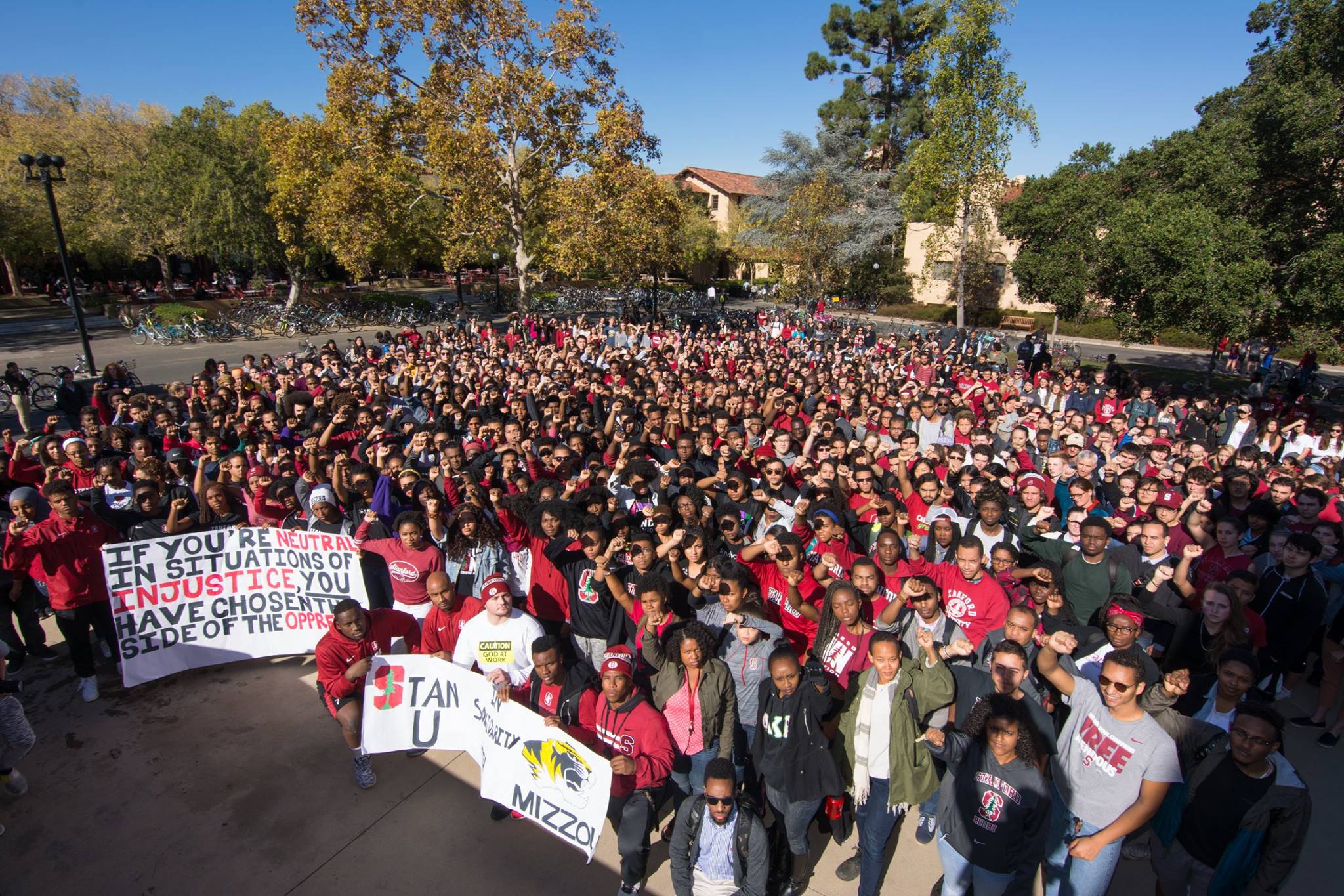 Stanford students gather in White Plaza in "#InSolidarityWithMizzou" event. Source: Tamer Shabani