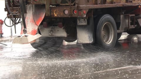 Un camion épand des sels de déglaçage