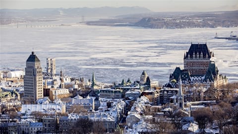 Vue du Vieux-Québec et du Château-Frontenac, en hiver. 