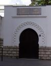 mosque with sign in Arabic and French