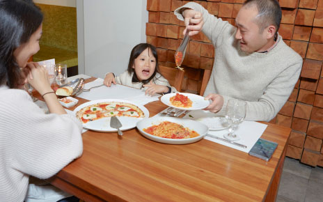 Utiliza os anúncios de visita à loja do Facebook para promoveres os teus restaurantes com base na localização do utilizador