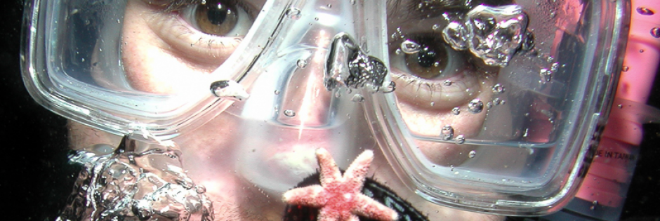 Diver with a starfish and goggles