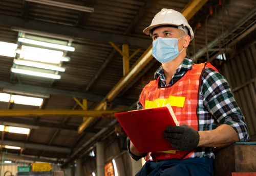 trabajador de la construcción con mascarilla