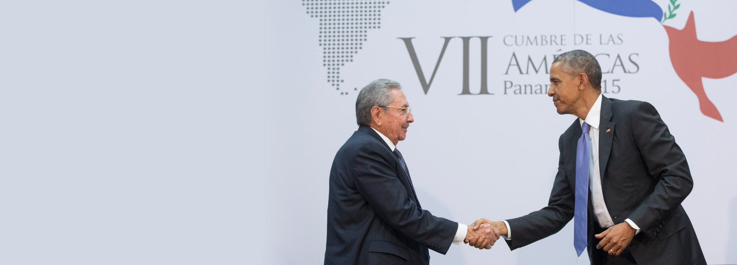 El Presidente Obama y el Presidente de Cuba Raúl Castro en un encuentro histórico