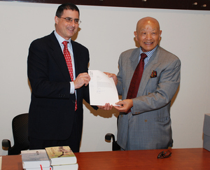 Stanford alumnus Mr. Moses Li and Hoover Library & Archives director Eric Wakin finalize Mr. Li’s donation