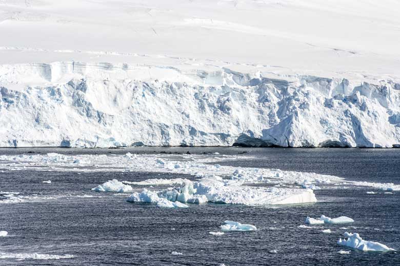 Antarctic coastline / Andreea Dragomir/Shutterstock