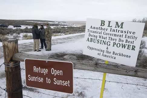 protestors at gate of Malheur National Wildlife Refuge