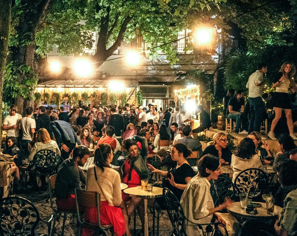 Paris comes alive after dark, especially at this historic home-turned-bar in the Parc des Buttes-Chaumont. 

Find where Parisians eat, drink, and dance with Airbnb Magazine's nightlife guide: abnb.co/ya4kd