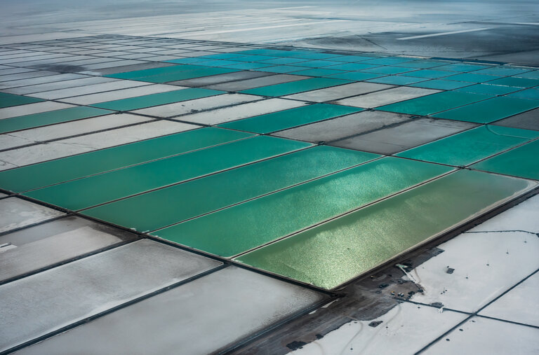 Lagunas de evaporación administradas por la empresa estatal de litio en una vasta zona de salares en Bolivia. Un empresario estadounidense dice tener una forma mejor de extraer el litio allí.