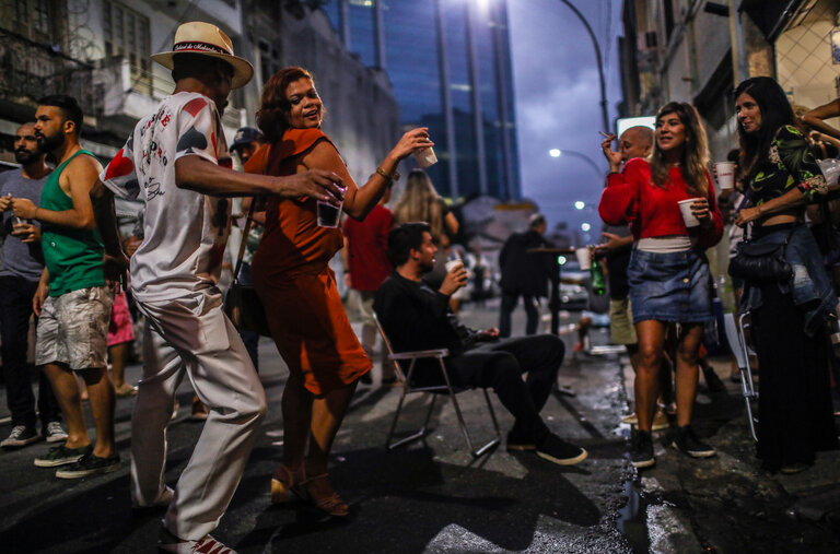La samba ha vuelto al Armazém Senado, un bar en Río de Janeiro.