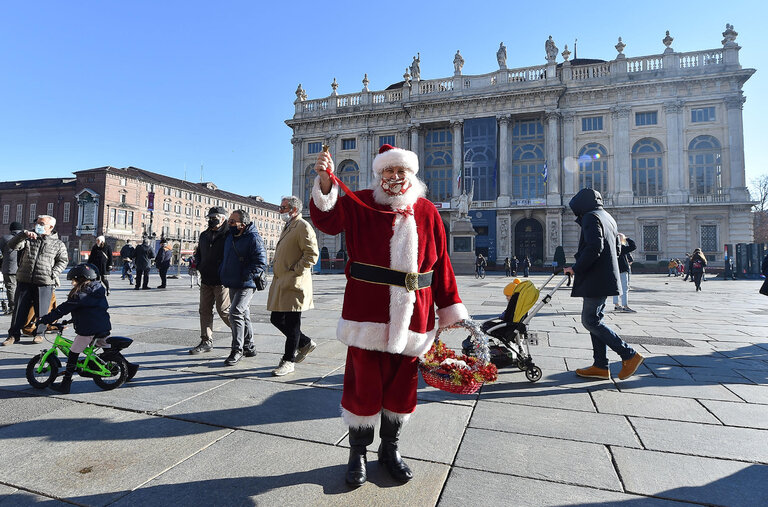 Un Santa Claus en Turín, Italia, en 2020