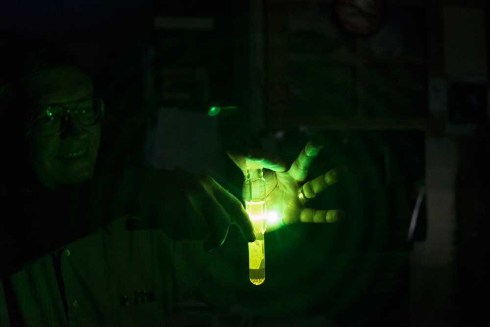 W.E. Moerner demonstrates how molecules produce fluorescence