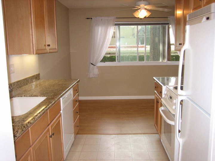 Noel Oaks Apartments - Kitchen