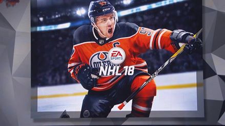 'CONNOR McDAVID est le joueur sur la couverture du jeu «NHL 18» d'EA Sports. http://bit.ly/2sCVjQR'