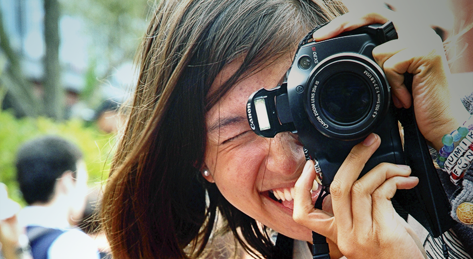 Girl with a camera. Photo by S. Muscat.