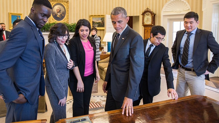 Después de reunirse con DREAMers, el Presidente les muestra el Escritorio del Despacho Oval