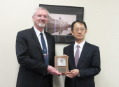 Stanford Professor Roland Horne (left) receives award from University of Tokyo Professor Mitsuishi.