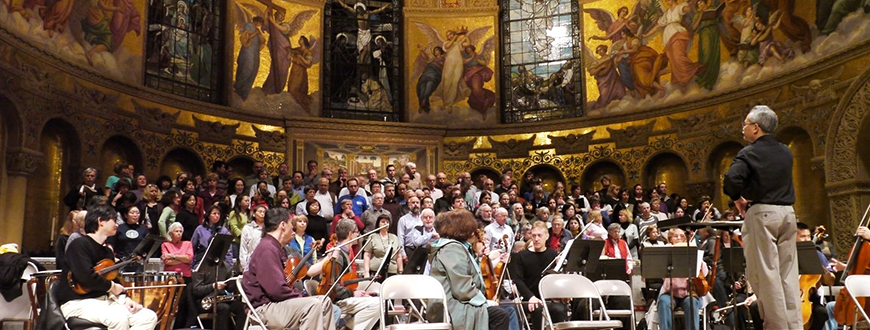 Stephen Sano and the Stanford Symphonic Chorus in rehearsal in Memorial Church